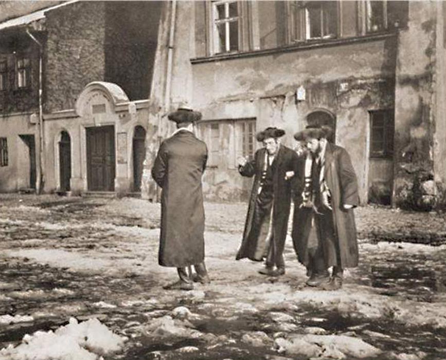 28. Hassidim en pleine discussion talmudique des les rues de Cracovie, 1938.