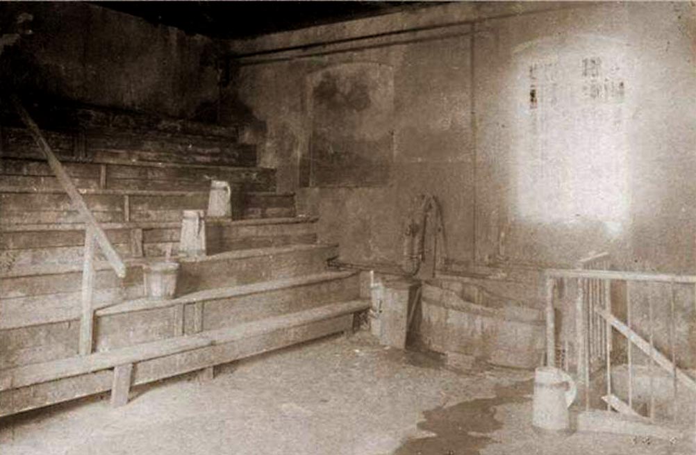 30. L'intérieur du Mikvé de Zaleszczyki.