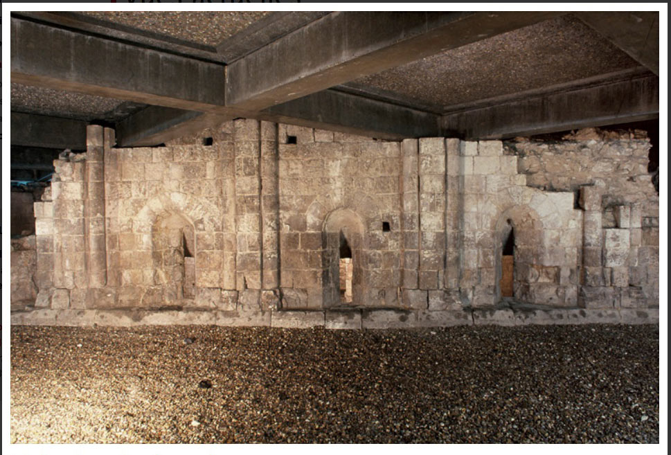 2. Construite vers 1100, juste après la 1ère Croisade, c’est le plus ancien monument juif de France. Ici on y voit trois...