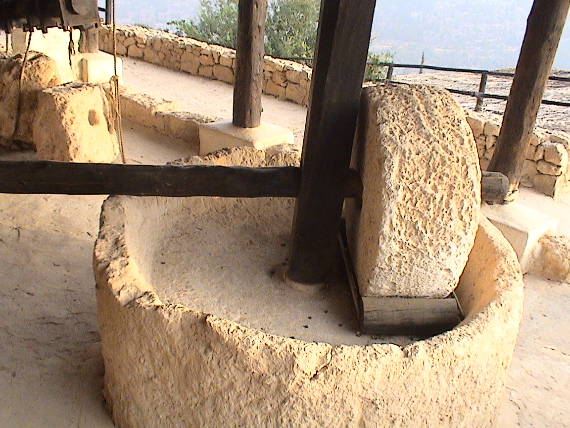 6. Pressoir à huile à meule cylindrique en pierre