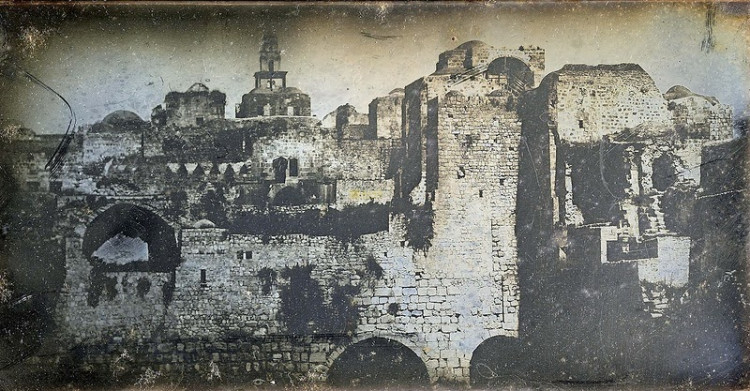 3. Bâtisses et murailles.
