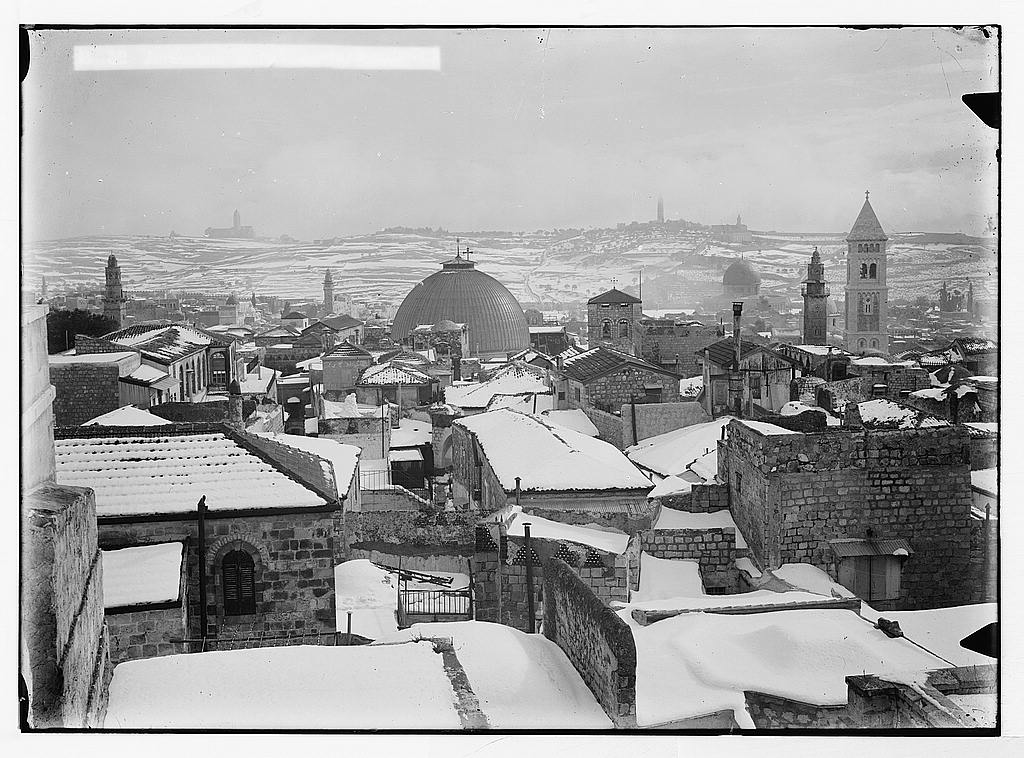1. Les toits sous la neige.