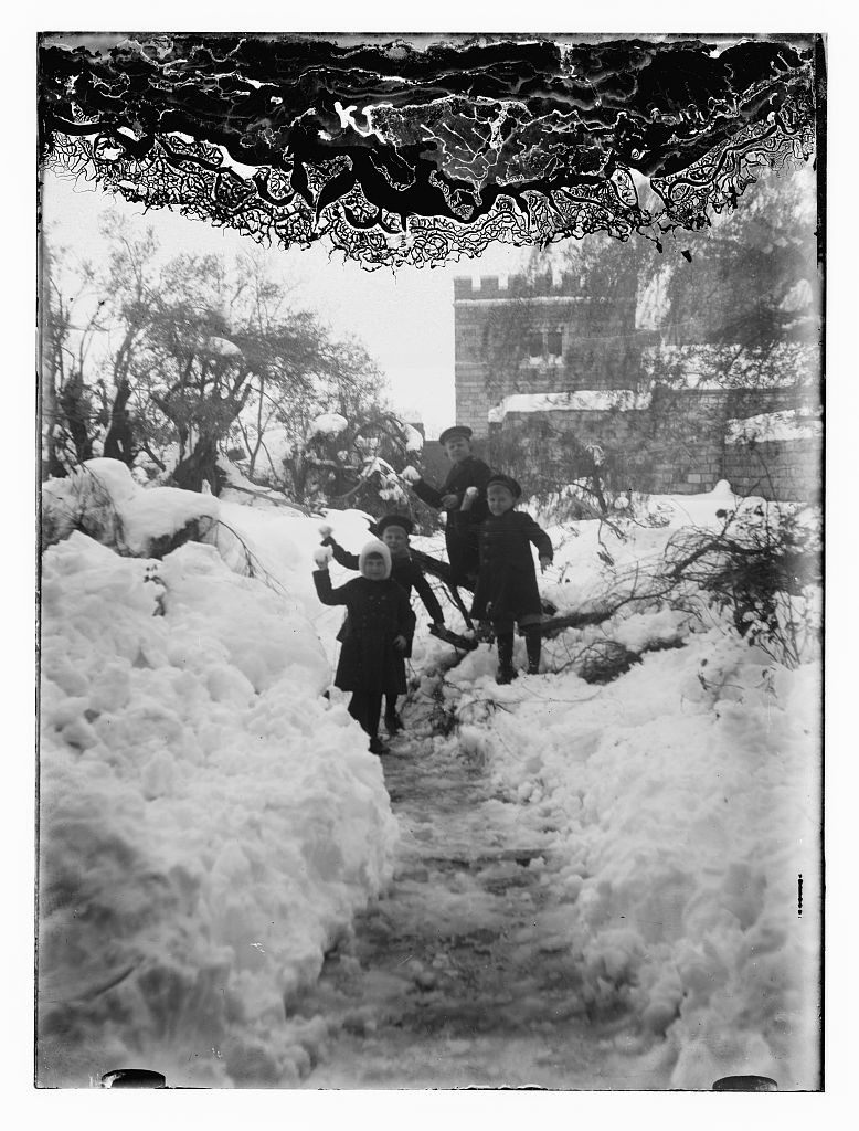 9. Enfants jouant dans la neige.