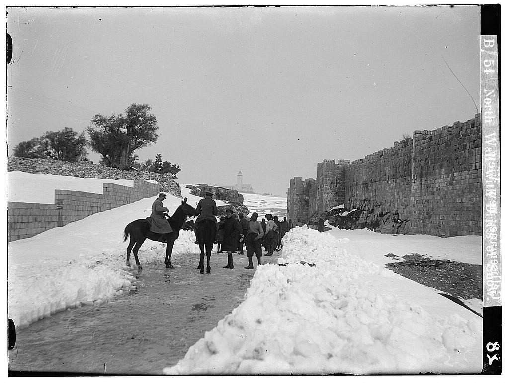 25. Muraille septentrionale et policiers anglais à cheval - 1900.