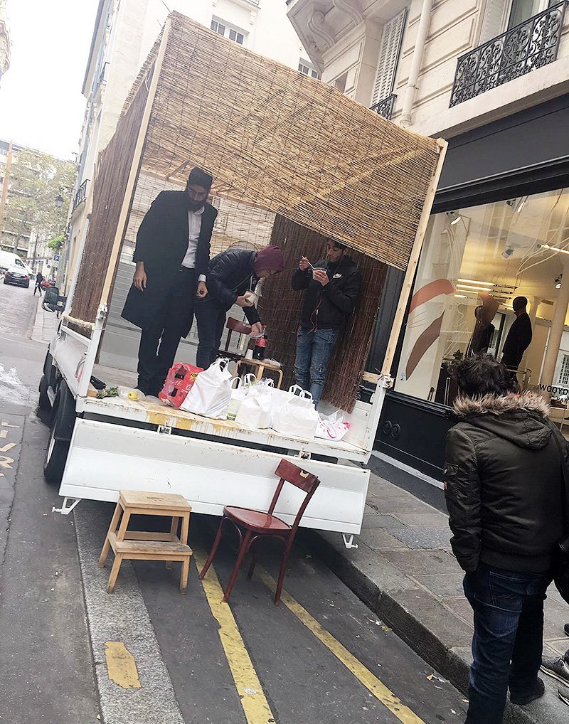 La Soukka mobile des Loubavitch à Paris 3ème. On y mange...