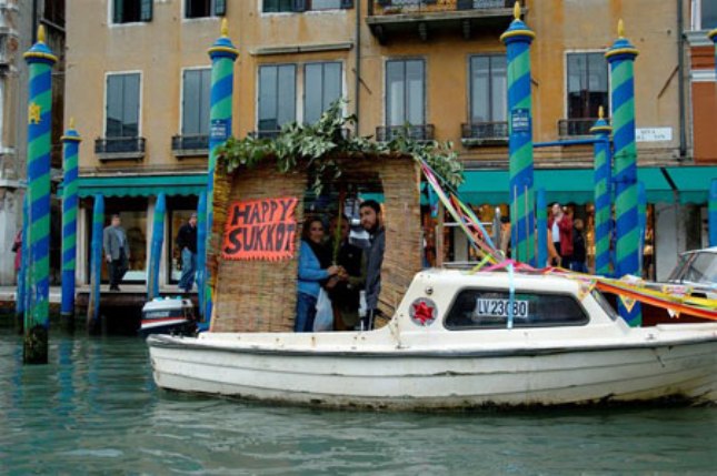 Un Soukka bateau à Venise. une initiative des Loubavitch.