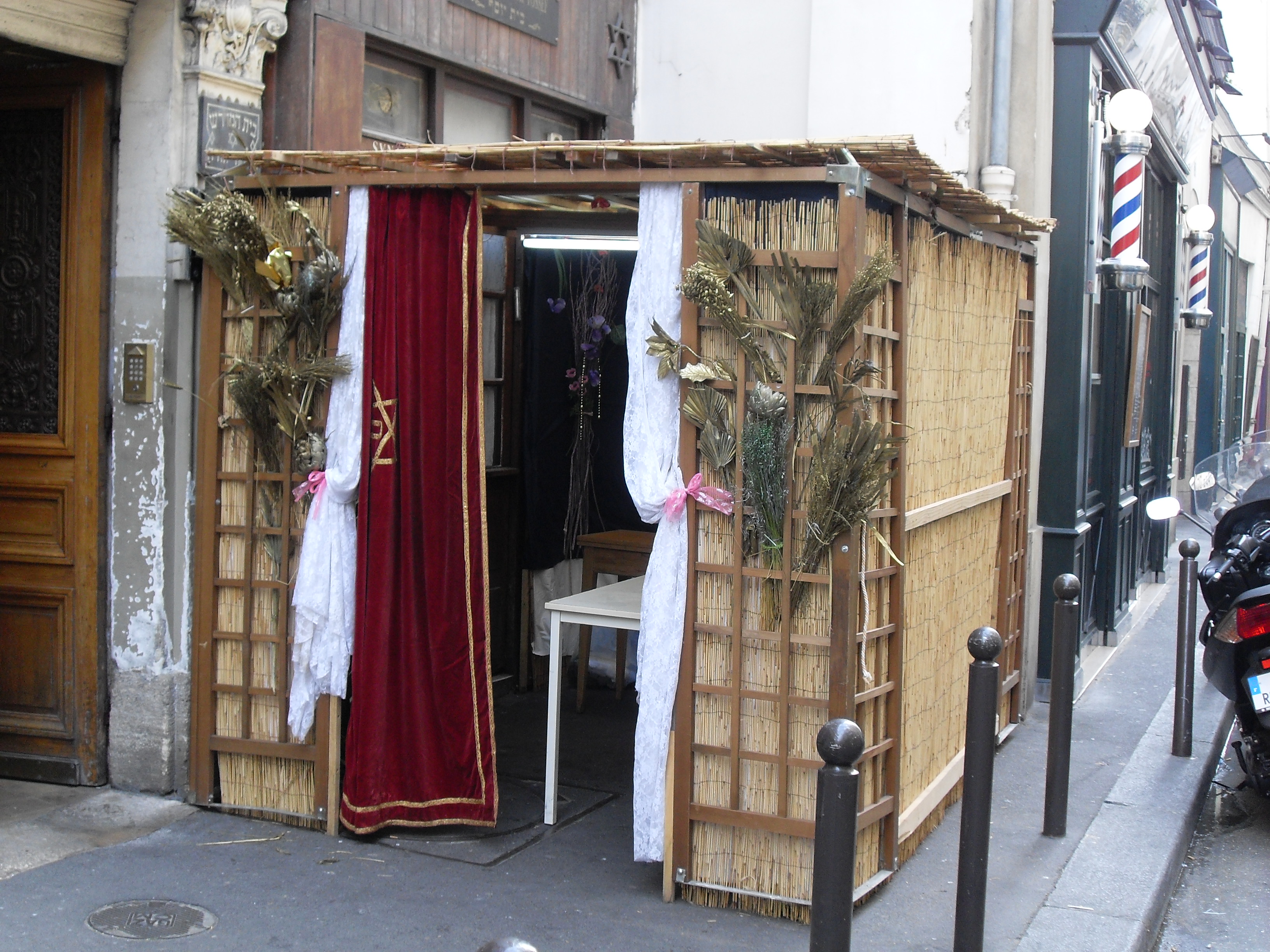 Soukka parisienne, rue des Ecouffes, dans le quartier juif du Marais.