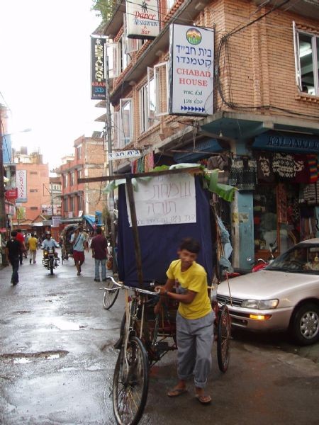 La Soukka de Katmandou sur un vélo. Encore une initiative du Bet Habad local.