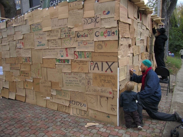 La Soukka World Peace, Le centre juif Monkland de Montréal a créé cette soukka intitulée World of Peace - Un monde de pa...