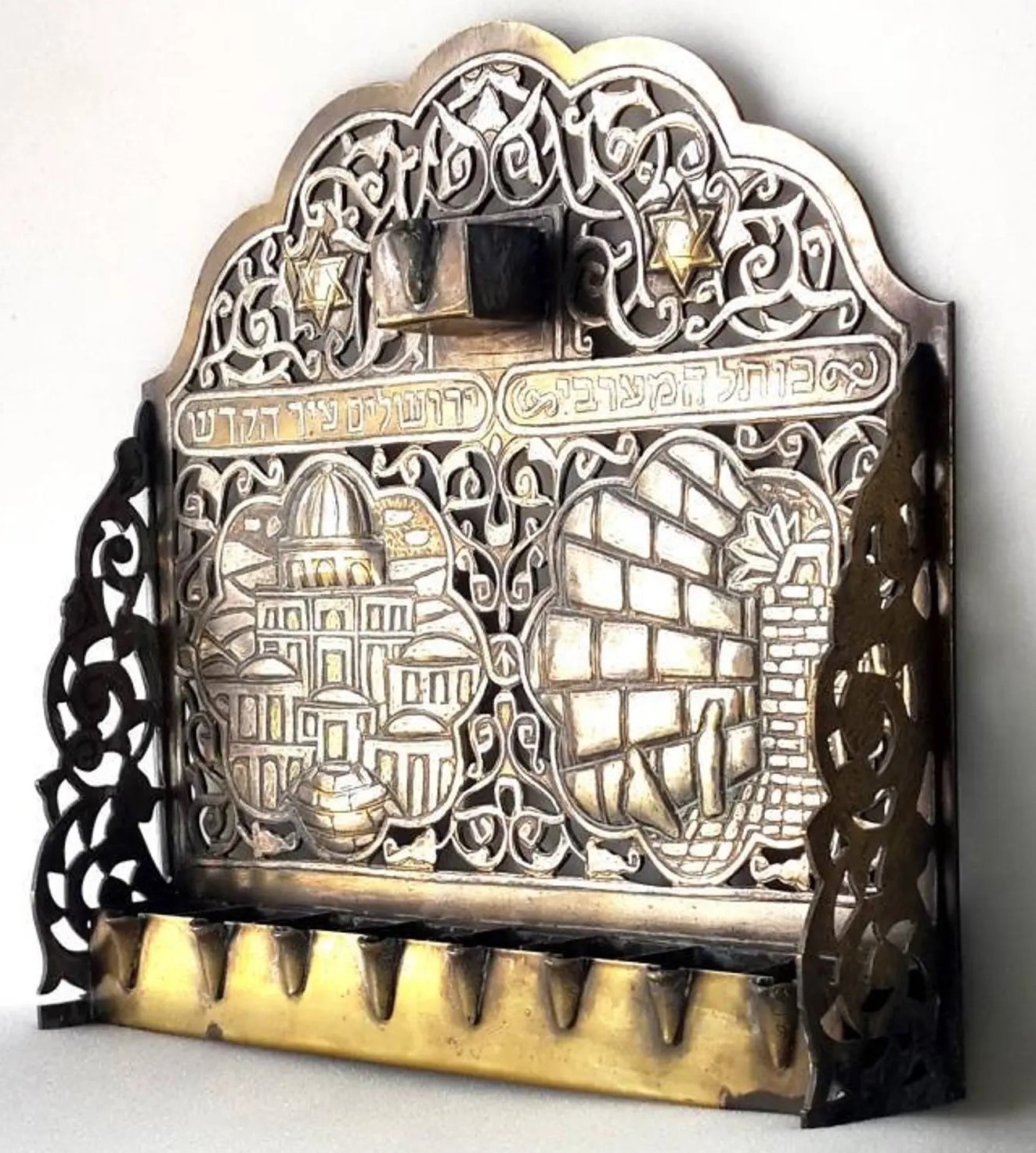 'Hanoukia en bronze. Origine Israël.