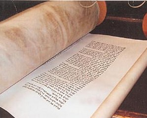 Un antique rouleau de la Torah aux enchères