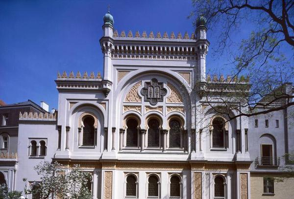 Madame Obama fait venir une Ménorah de Prague à la maison blanche