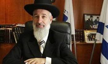 La voiture du Grand Rabbin d’Israel attaquée près de Kalandia
