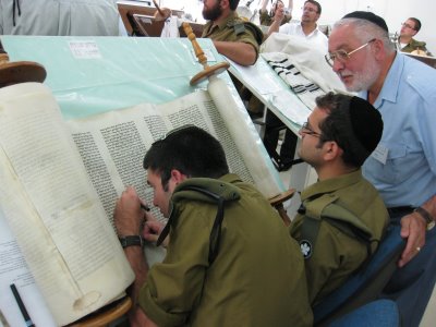 200 rouleaux de la Torah en route