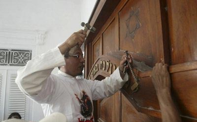 Destruction de l'avant-dernière synagogue en Indonésie