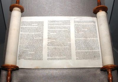 Un Séfèr Torah rendu aux juifs polonais après 60 ans