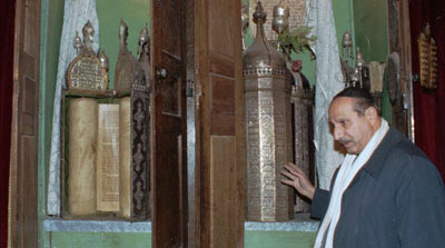 Des rouleaux de Torah détenus par des rebelles liés à Al-Qaïda