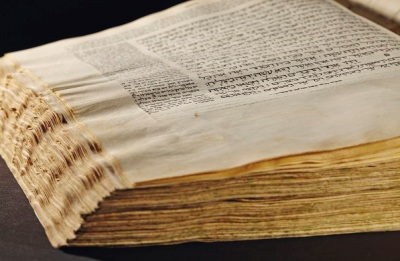 La première Torah incunable annotée par Rashi aux enchères chez Christie's