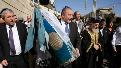 Le périple d'un sefer torah de l'Irak jusqu'au bureau de Liberman