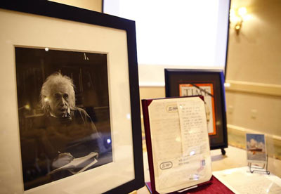 Une rare carte postale d'Einstein de Jérusalem rapporte 56 000 dollars