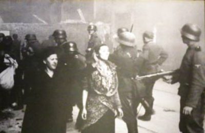 Il reconnaît la photo de sa mère dans le ghetto de Varsovie en lisant l'Encyclopédie