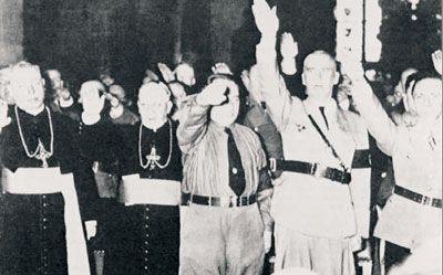 Après la guerre, des milliers de nazis ont réussi à prendre la fuite à l'aide de l'Église catholique