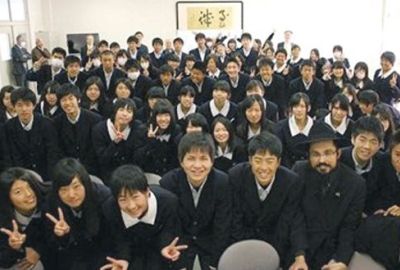 Le grand rabbin du Japon présente le judaïsme aux jeunes Japonais