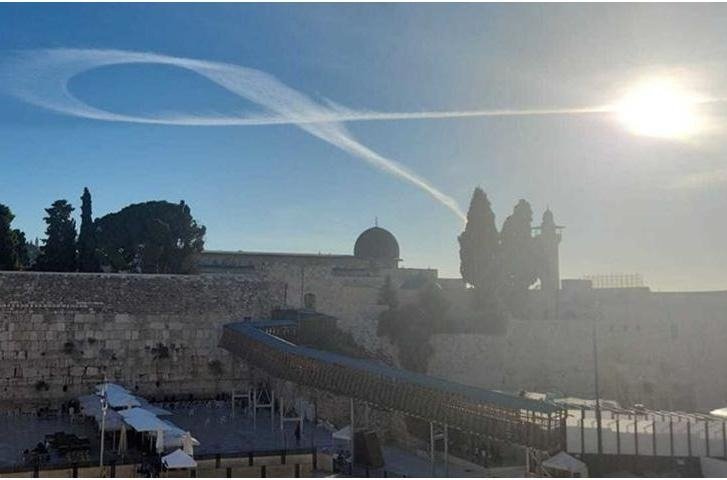 Le symbole des otages formé dans le ciel israélien