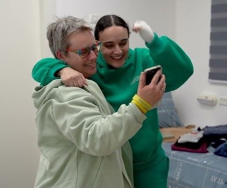 « Priez pour ma fille à Gaza » : la demande de la mère d'Emily Damari à un jeune orthodoxe