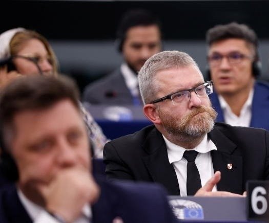 Mémoire de l’Holocauste : un député polonais d’extrême droite perturbe la minute de silence