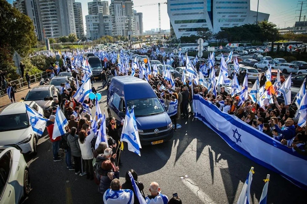Des milliers de personnes rendent un dernier hommage à la famille Bibas