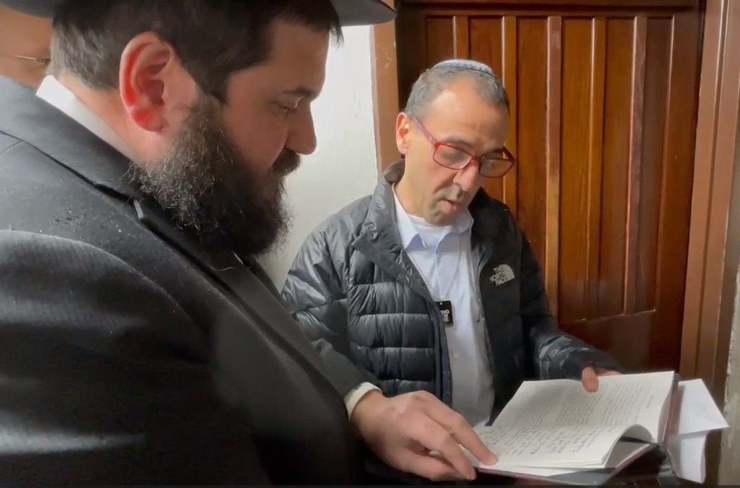 L’ex-otage Eli Sharabi a récité son premier Kaddish et a prié sur la tombe du Rabbi de Loubavitch