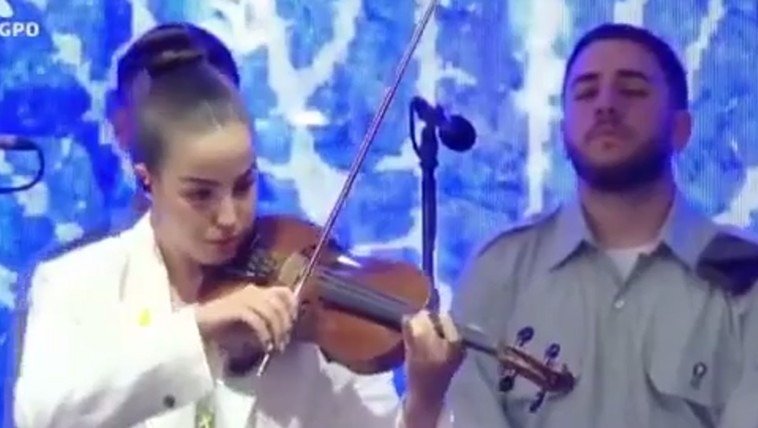 Yom HaShoa : L’ex-otage Agam Berger, joue sur un violon rescapé de la Shoa