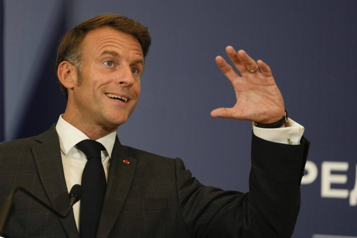 Le guignol de l’Elysée menace encore Israël