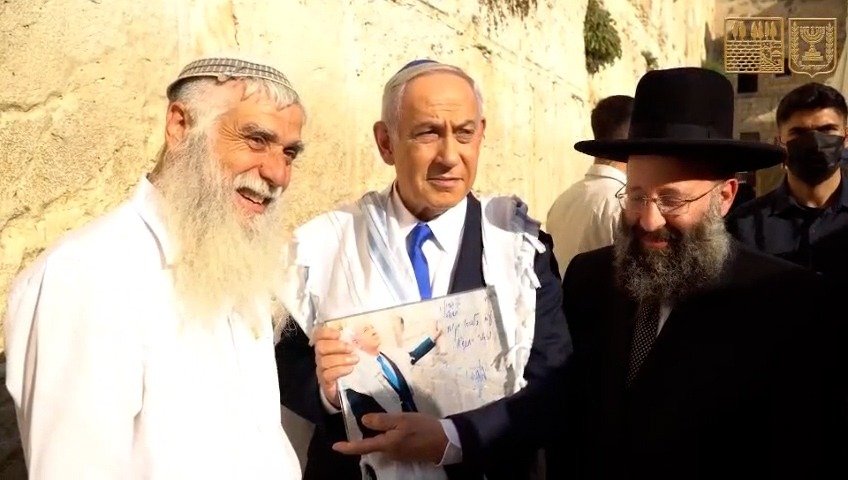 VIDEO - Netanyahou en prière au Kottel pour la sauvegarde d'Israël