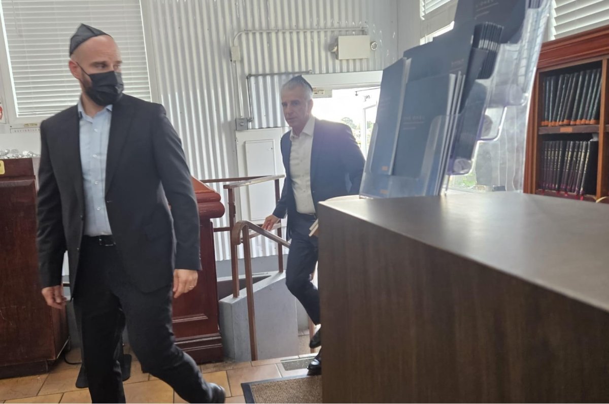 Le chef du Mossad prie sur la tombe du Rabbi de Loubavitch