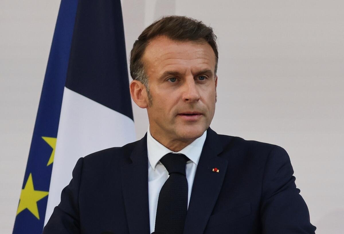 Macron, égal à lui-même, appelle à l’arrêt de l’escalade et à négocier avec l’Iran