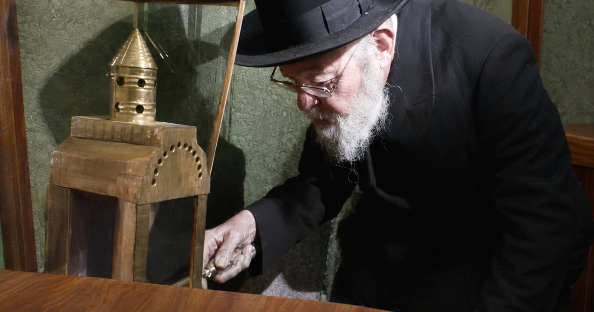 Rav Chalom Élyachiv allume sa 'Hanoukia