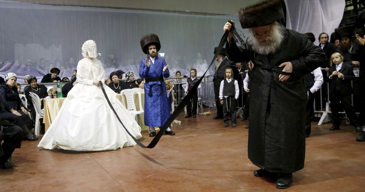 Danse de mariage! Aux âmes bien nées...