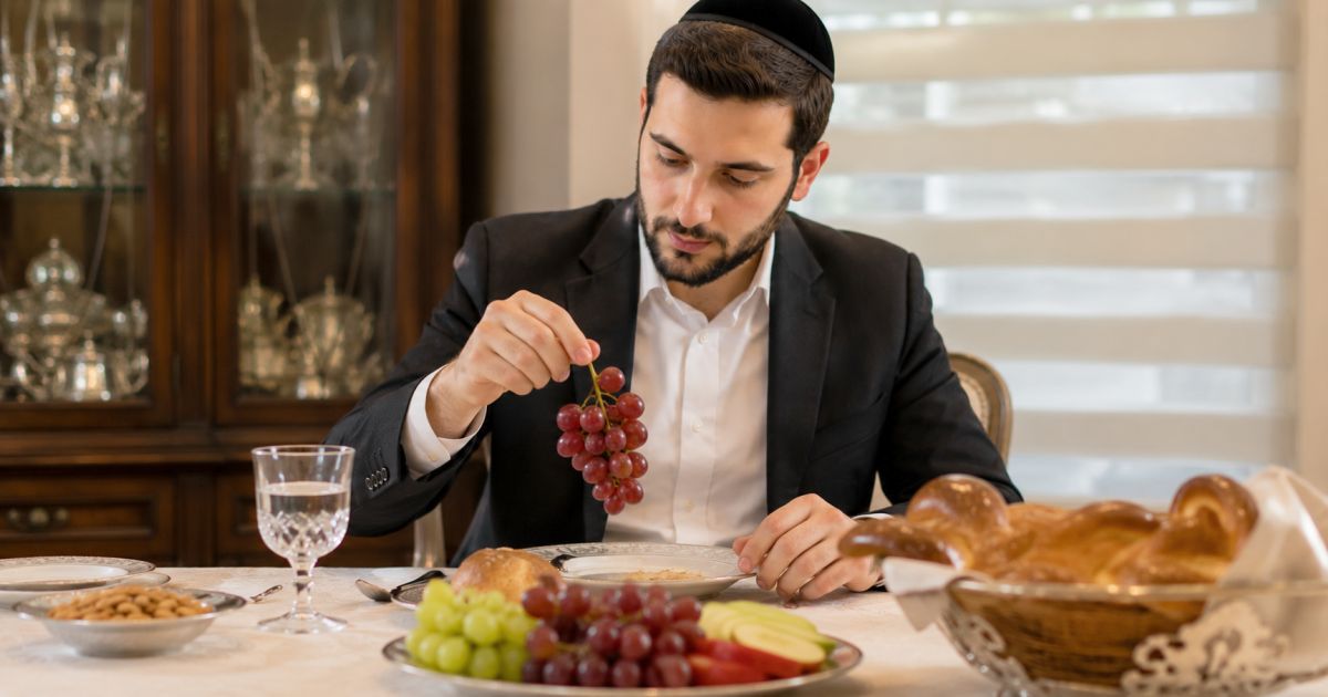 Manger des fruits au milieu d’un repas