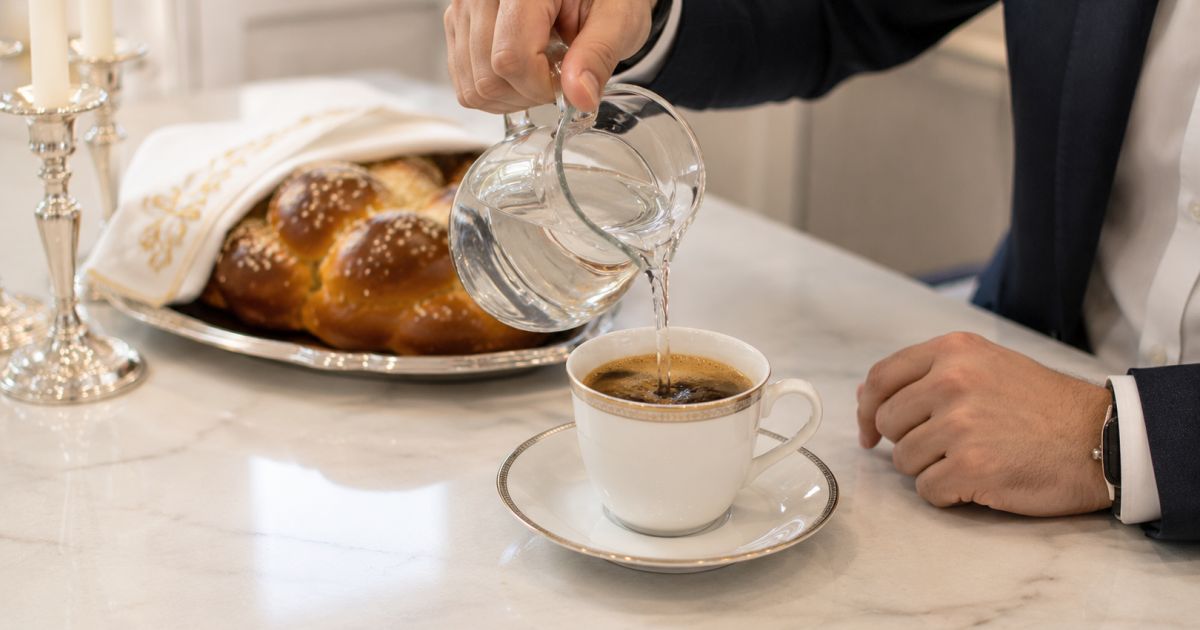 Ajouter de l'eau froide dans un café le Chabbate